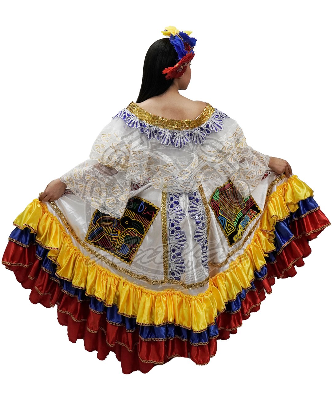 Cumbia Colombia mujer modelo Cumbia Princesa blanca vista posterior con detalle de falda amplia y acabado elegante