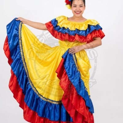 Cumbia Colombia mujer con falda amarilla arandela tricolor y blusa cuello campesino con arandelas tricolor