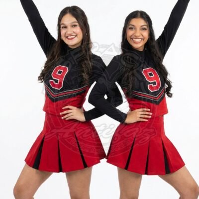 Disfraz de porrista juvenil estilo cheerleader en colores rojo y negro con falda plisada y top deportivo