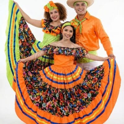 Grupo con trajes típicos de jota chocoana mujer y hombre en Bogotá para presentación folclórica