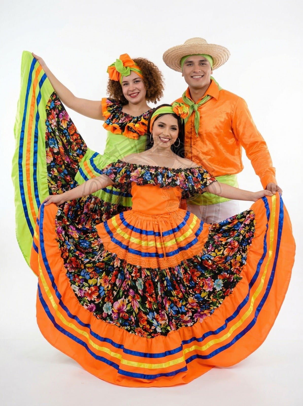 Grupo con trajes típicos de jota chocoana mujer y hombre en Bogotá para presentación folclórica