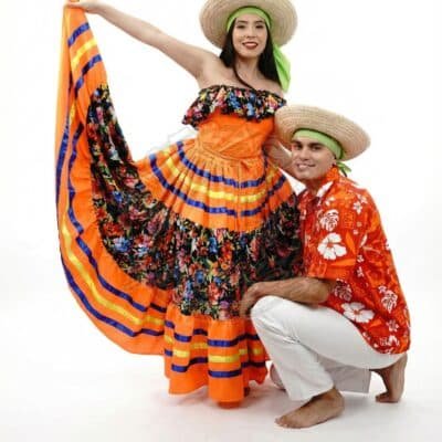 Pareja con traje de bullerengue naranja y rojo en Bogotá Pareja con vestuario típico de bullerengue en tonos naranja y rojo para presentación folclórica en Bogotá