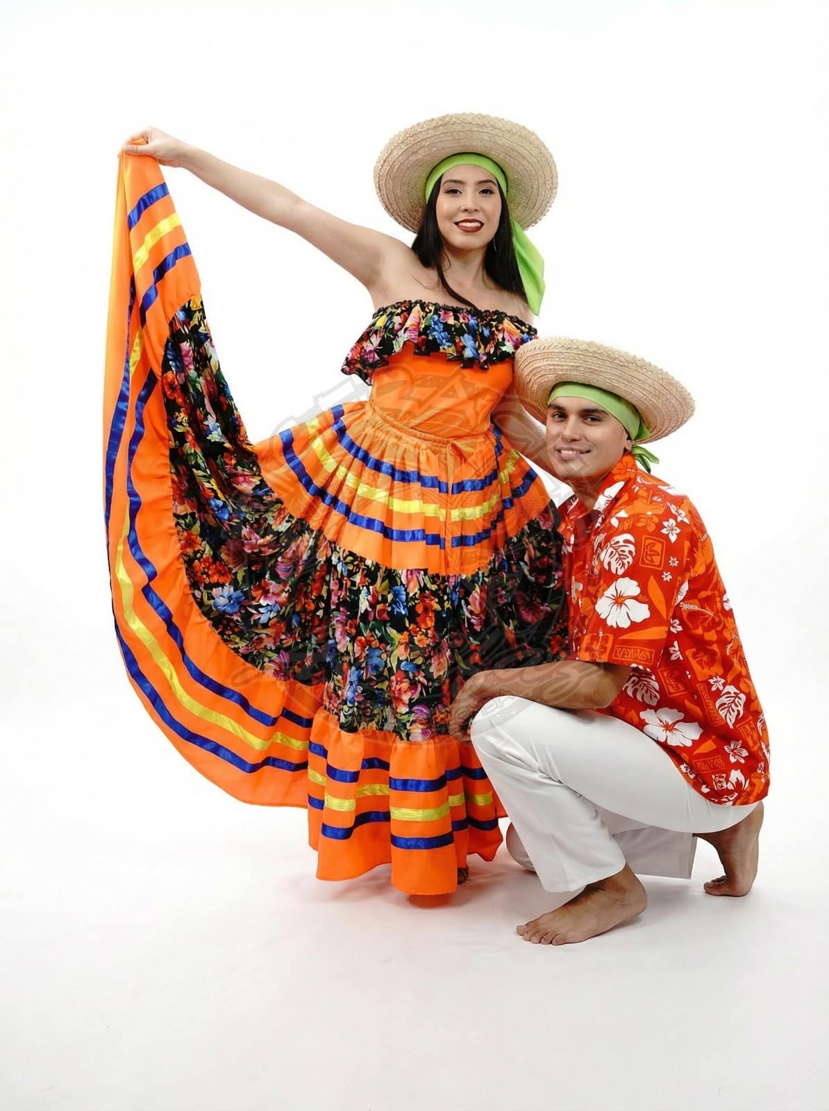 Pareja con vestuario típico de bullerengue en tonos naranja y rojo para presentación folclórica en Bogotá