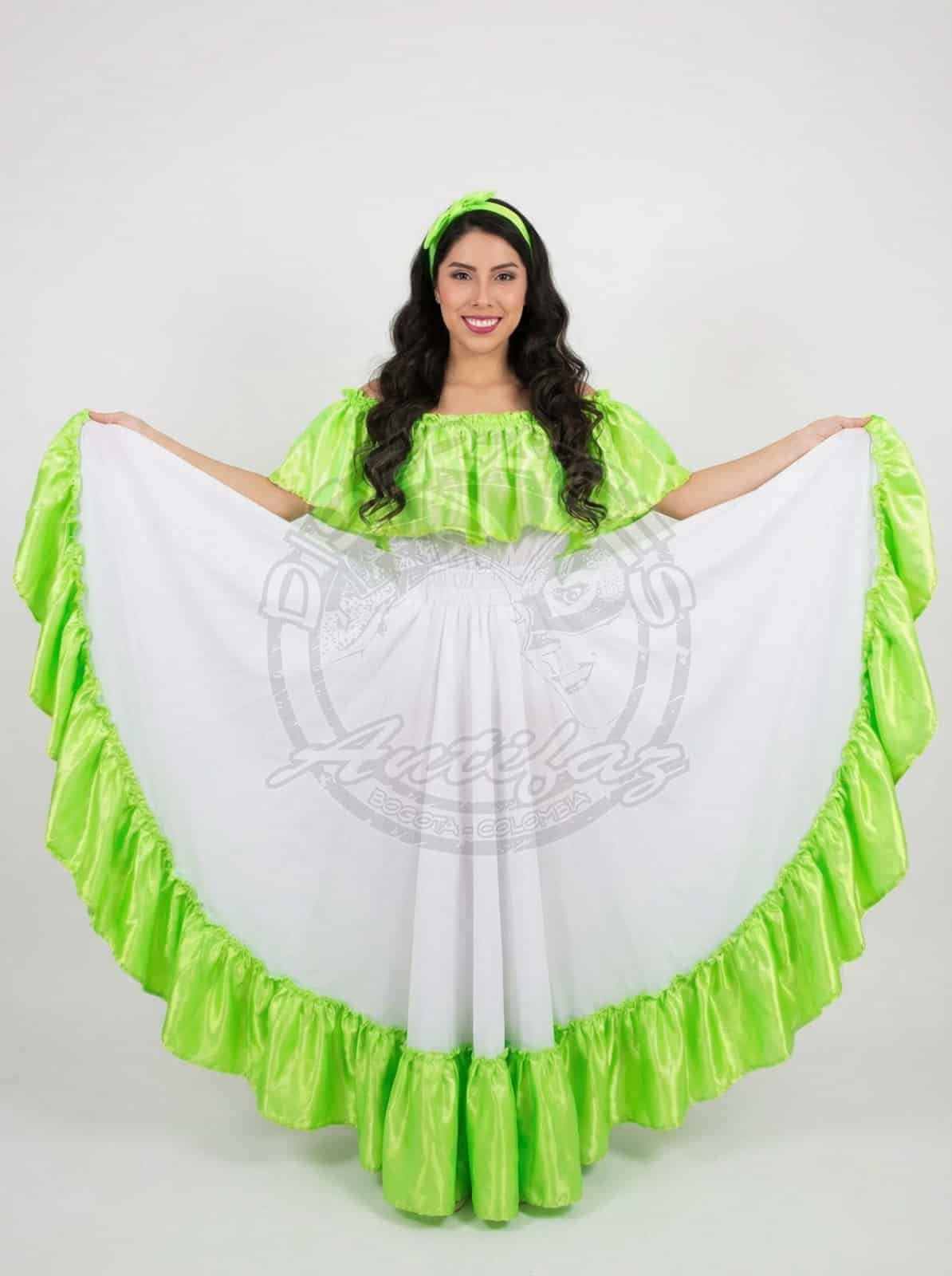 Vestuario tradicional de bullerengue blanco con arandela verde para muestra folclórica en Bogotá