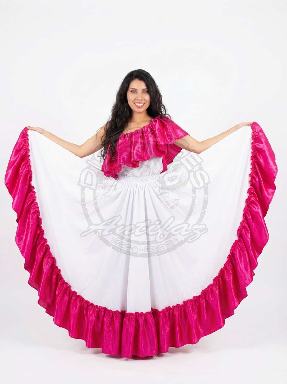 Mujer con traje de bullerengue blanco con arandelas fucsias para presentación folclórica en Bogotá
