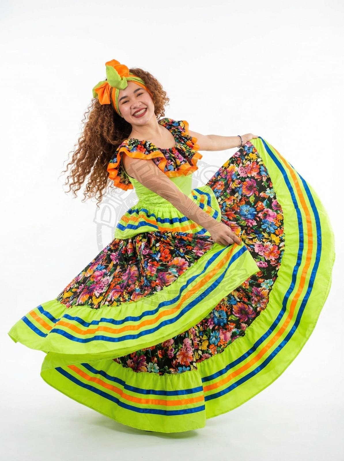 Mujer con traje típico de bullerengue con falda verde estampada con flores y arandelas tradicionales de la región Pacífica colombiana