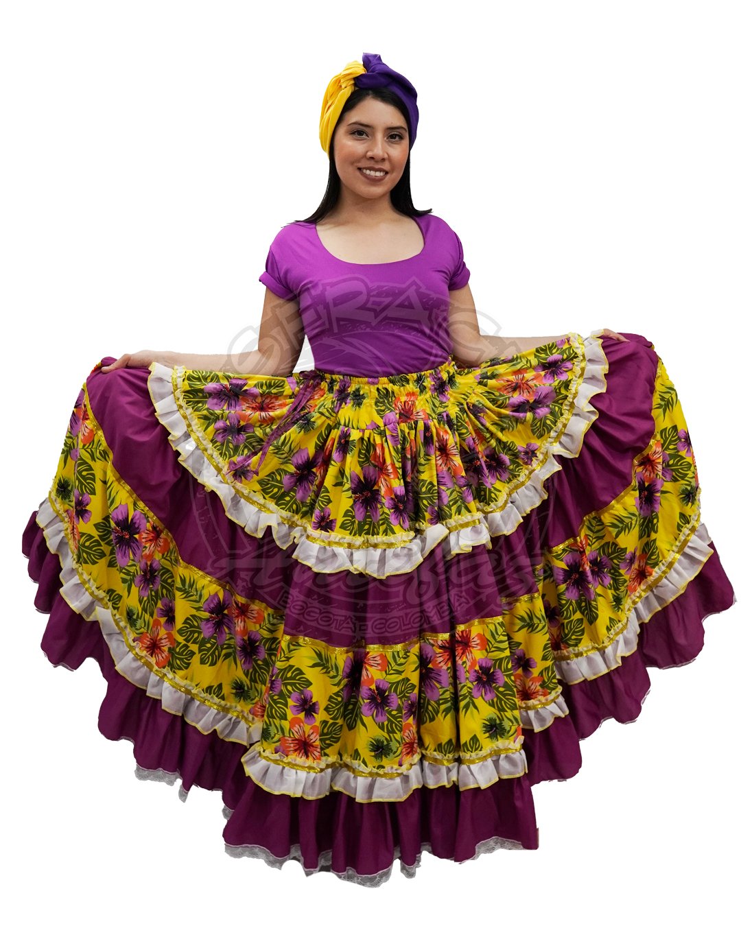 Traje de Pacífico Currulado mujer con falda amarilla y morada, blusa morada de manga corta y turbante, disponible en alquiler y venta en Bogotá