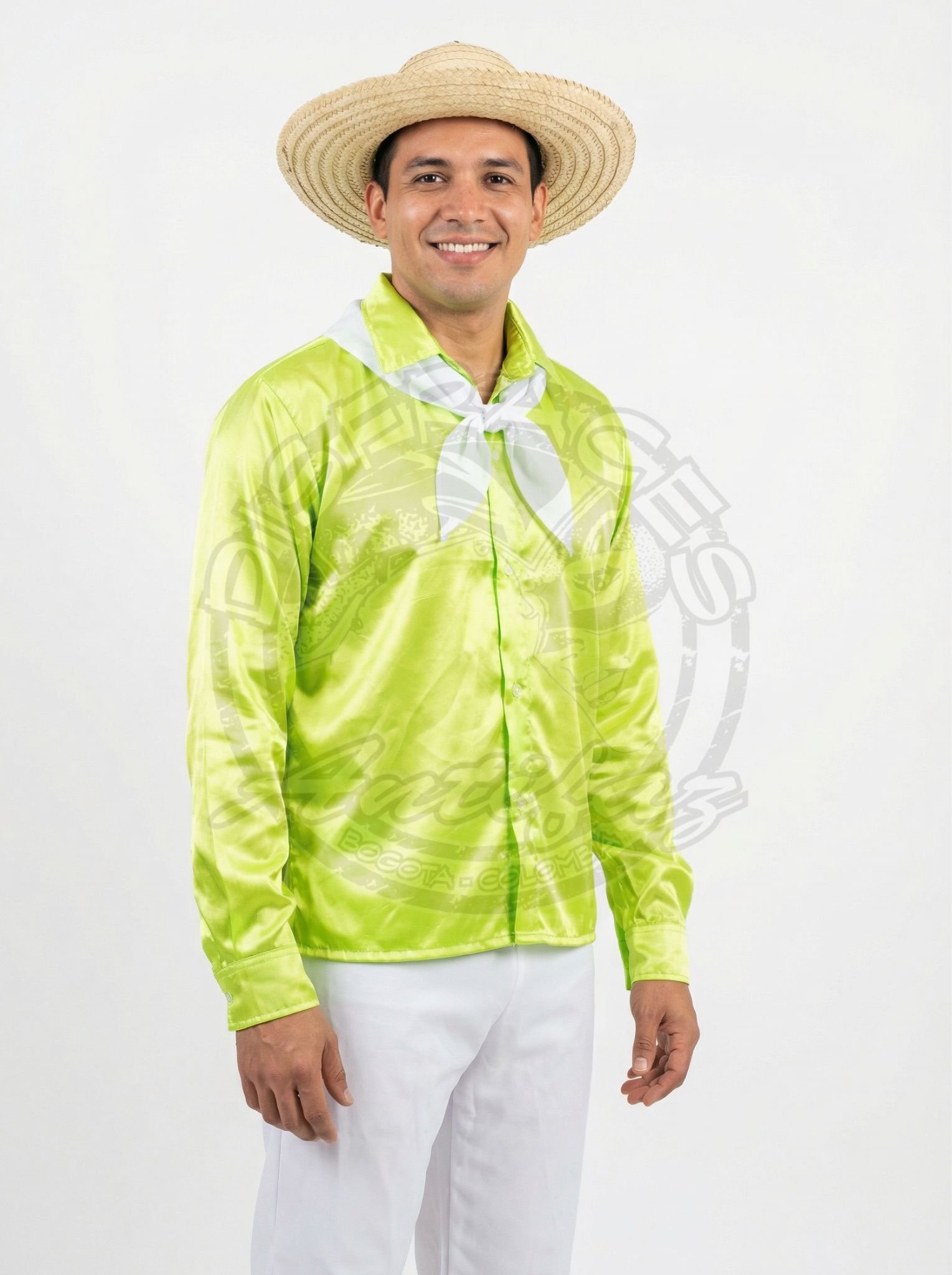 Traje tradicional del Pacífico, también conocido como Jota Chocoana, para hombre con pantalón blanco, camisa de satín verde, sombrero de paja y pañoleta blanca, ideal para presentaciones culturales, festivales y celebraciones folclóricas