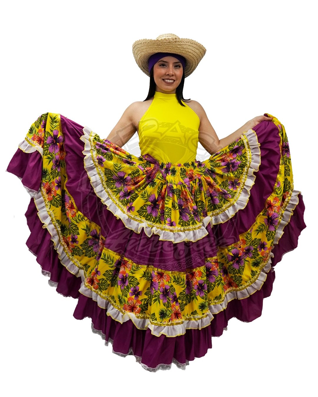 Mujer con vestuario tradicional del Pacífico colombiano con blusa amarilla y falda morada estampada con flores