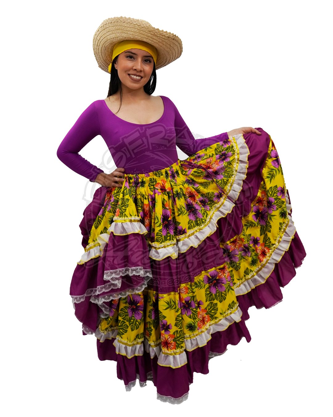 Mujer con conjunto folclórico del Pacífico colombiano con falda amarilla y morada, body morado, pañoleta y sombrero tradicional