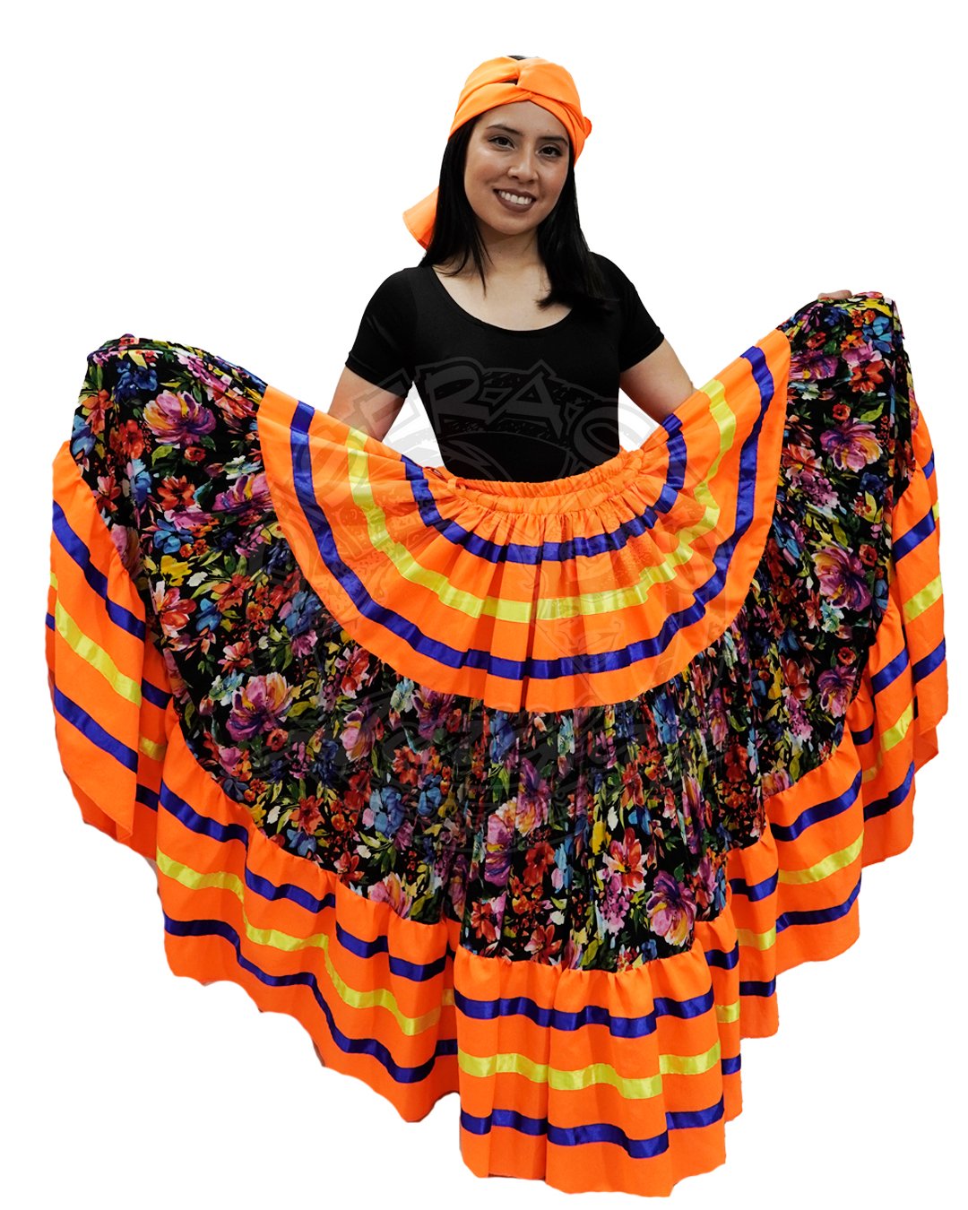 Mujer con vestuario folclórico del Pacífico colombiano con falda naranja, body negro y turbante tradicional