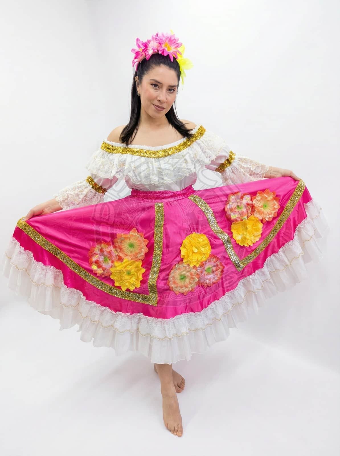 Traje típico de sanjuanero mujer color rosado con falda amplia tradicional en Bogotá