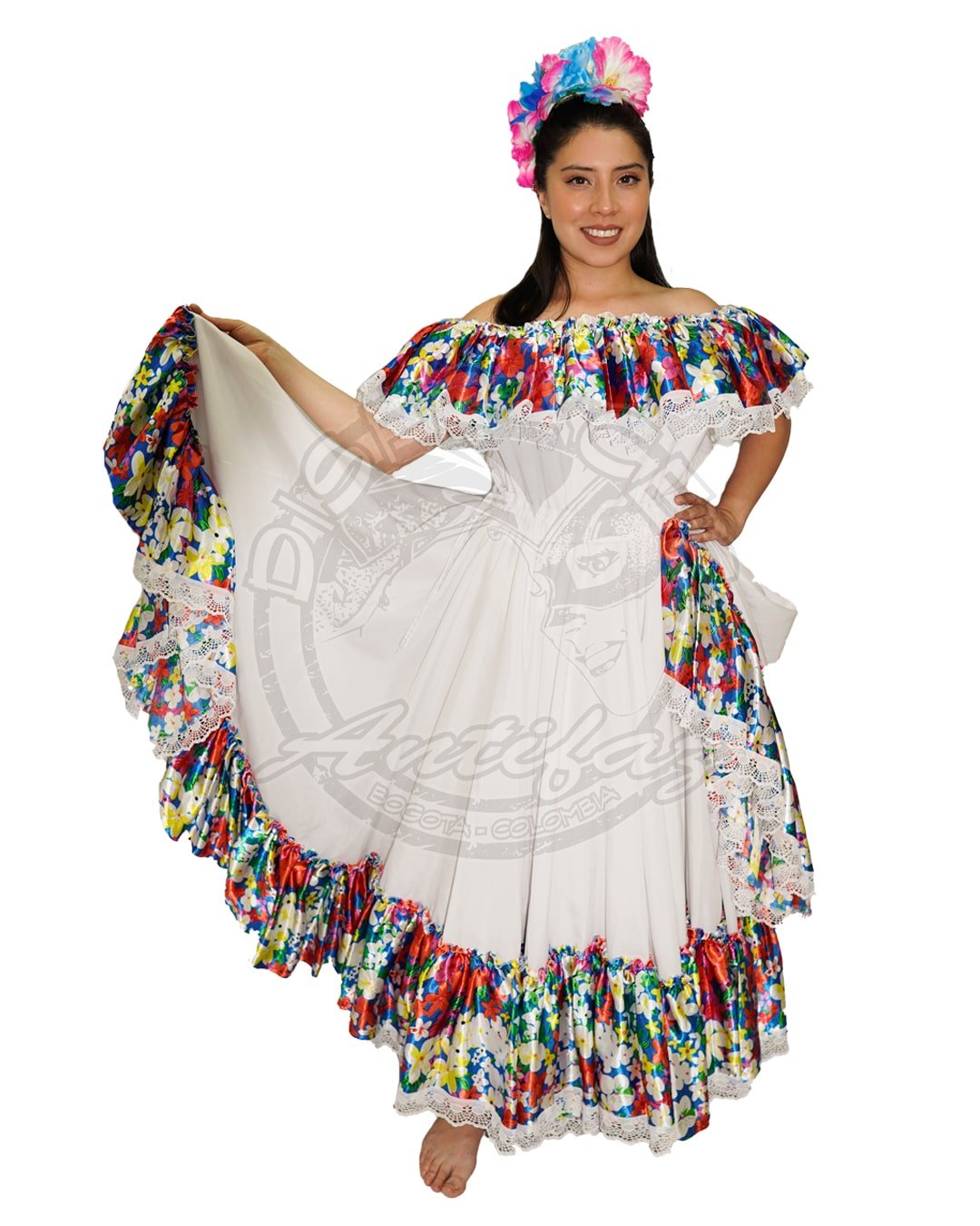 Mujer con traje típico del Pacífico colombiano blanco con arandelas decoradas en flores azules, rojas y verdes