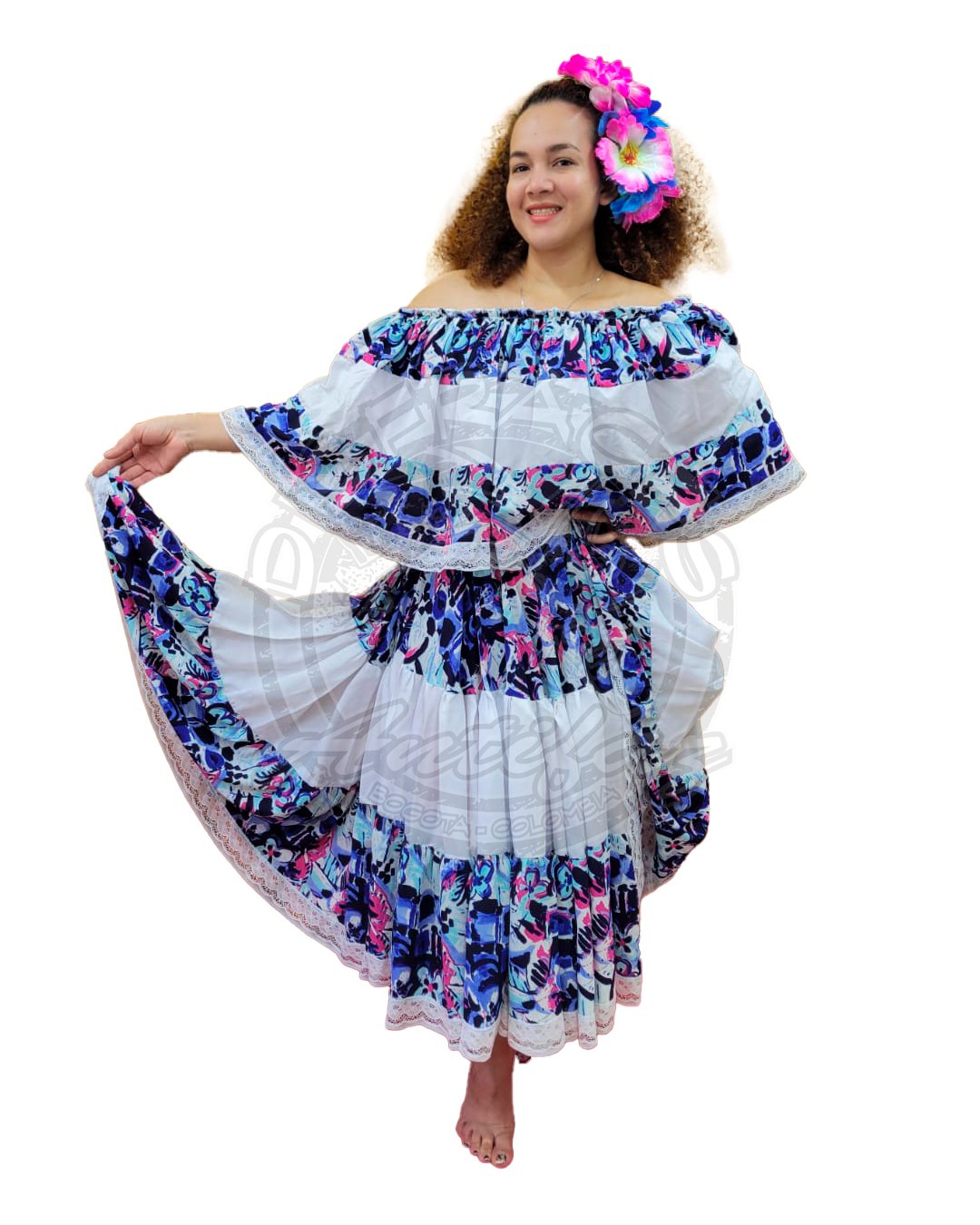 Mujer con traje típico del Pacífico colombiano en color blanco con arandelas amplias tradicionales