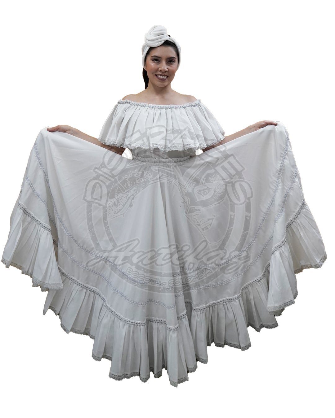 Mujer con traje típico del Pacífico colombiano en color blanco tradicional usado para currulao y bullerengue