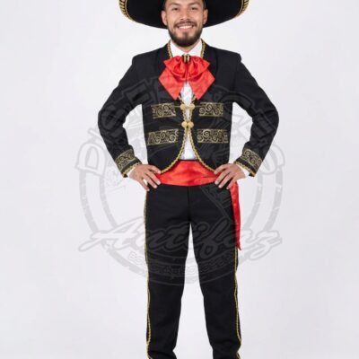 Hombre con traje tradicional de mariachi o traje charro mexicano con sombrero típico.