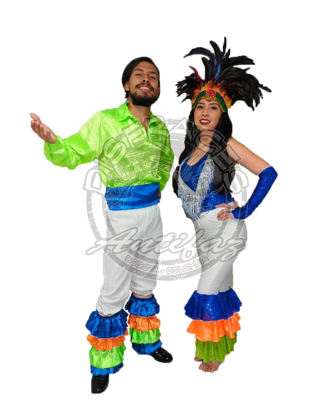 Traje Samba Carnaval de Brasil para adultos, pareja con mujer usando pantalón blanco con arandelas, blusa azul y tocado de plumas, y hombre con camisa en satín verde, fajón y arandelas, ideal para Carnaval, fiestas temáticas y eventos culturales
